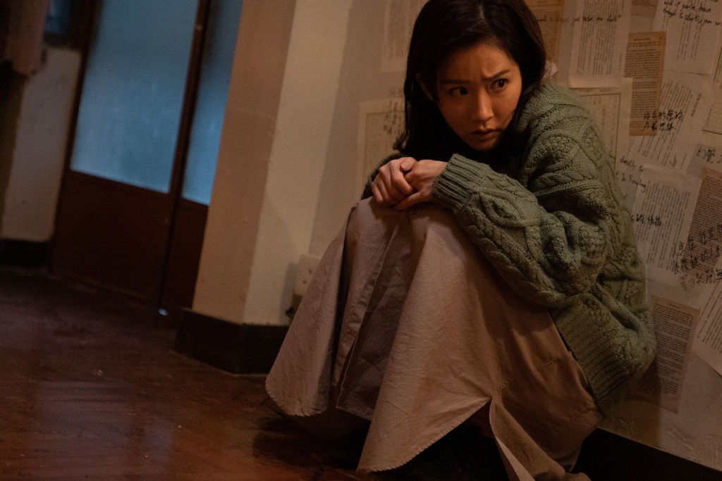 吳海昕做神經質作家，行為怪異。