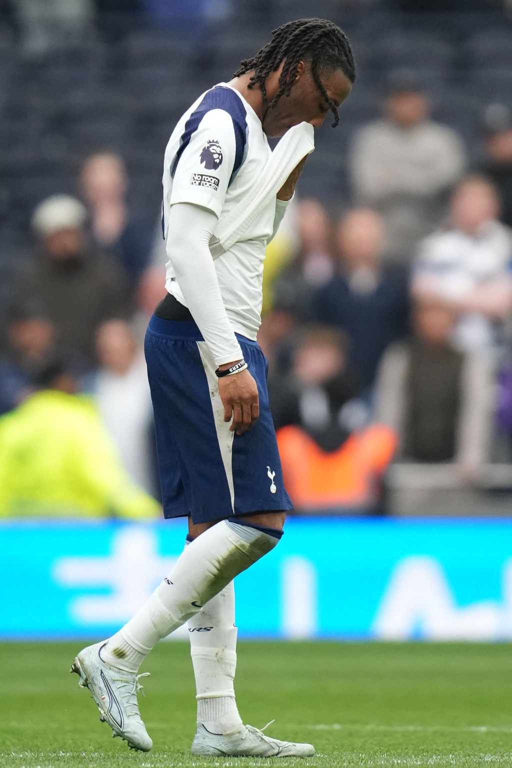 热刺连续13轮英超不胜，神情失望。法新社