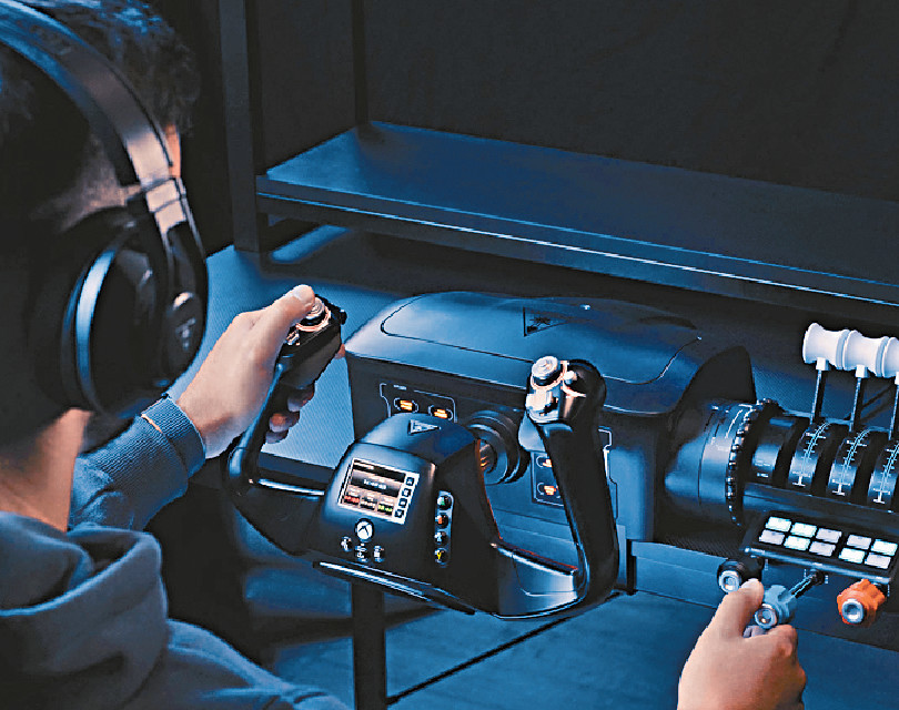 ■Microsoft推出的Turtle Beach VelocityOne Flight飛行控制器，可讓Game迷在家中搭建私人駕駛艙。
