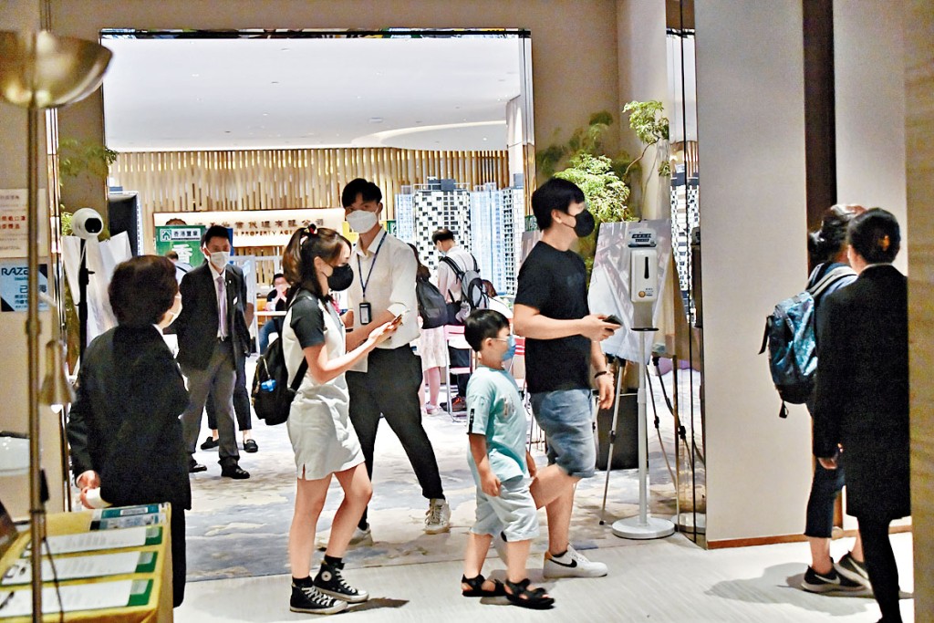 兩盤均於周三展開新一輪銷售，繼續開放示範單位吸客。