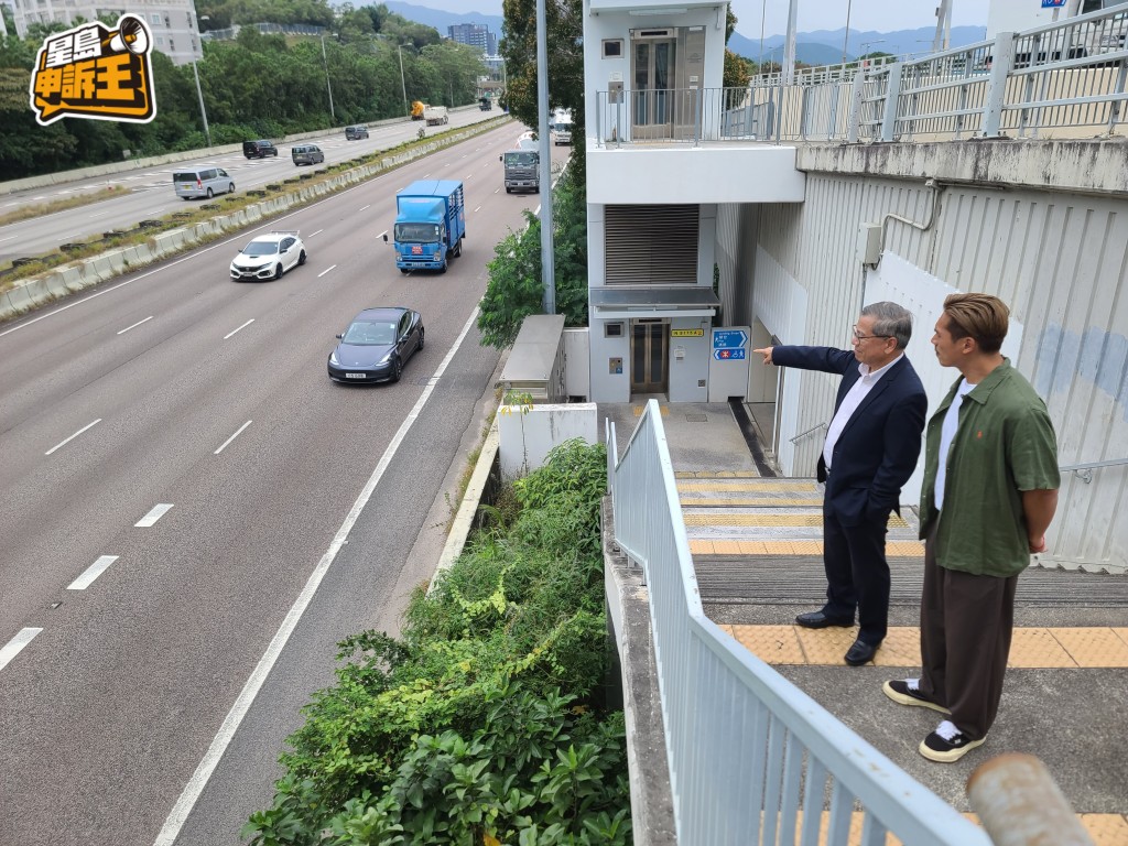 中國香港汽車會永遠榮譽會長李耀培(左)，提醒司機在高速公路上發生輕微交通意外，必須留意三點。