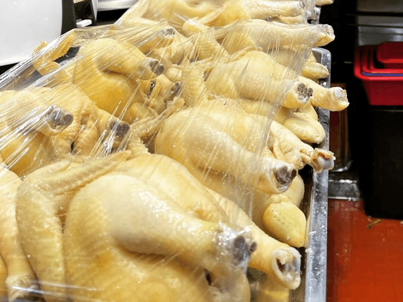 海南雞每日新鮮浸製，肉質香嫩可口。（圖：阿伯泰式海南雞飯）