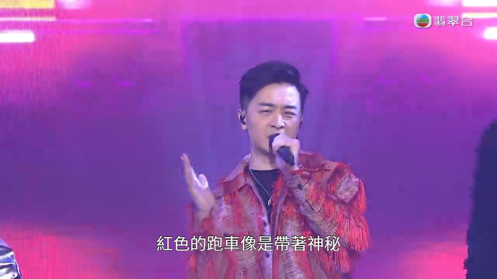 虽然只是简单舞步，但谭辉智似乎仍未突破跳舞心魔，在舞台上看来有些放不开。