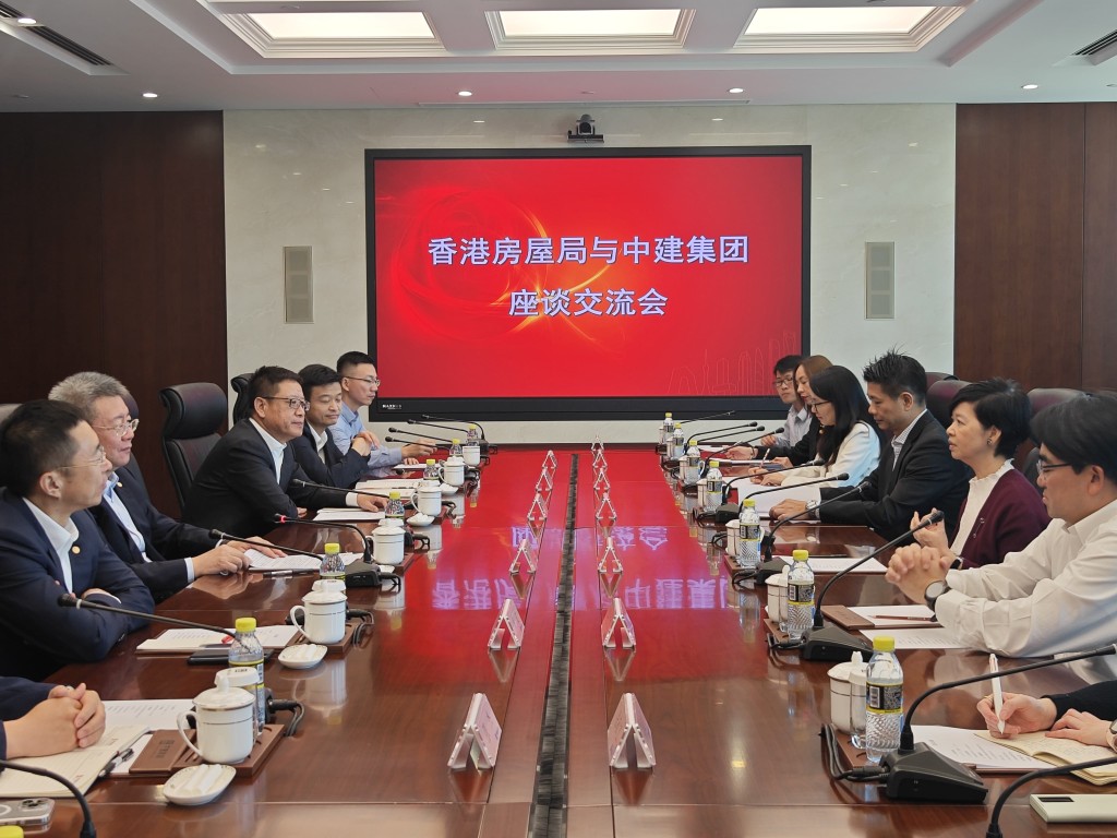 何永賢到訪中國建築國際集團有限公司並與公司代表舉行座談交流會。