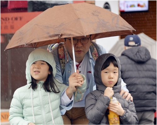 周五是二十四節氣之一的「大雪」,當日晚上天氣轉涼。