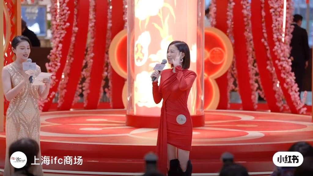 佘詩曼月初現身上海出席商場的新春開幕活動。