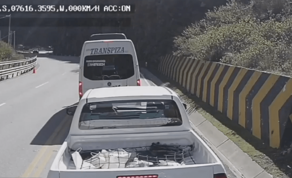 事發於今月2日，秘魯瓦羅奇里省一條單線雙向的山邊公路上，當時車龍正在等候前進。