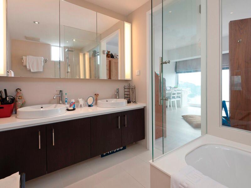 套浴设有镜柜，方便摆放日用品。