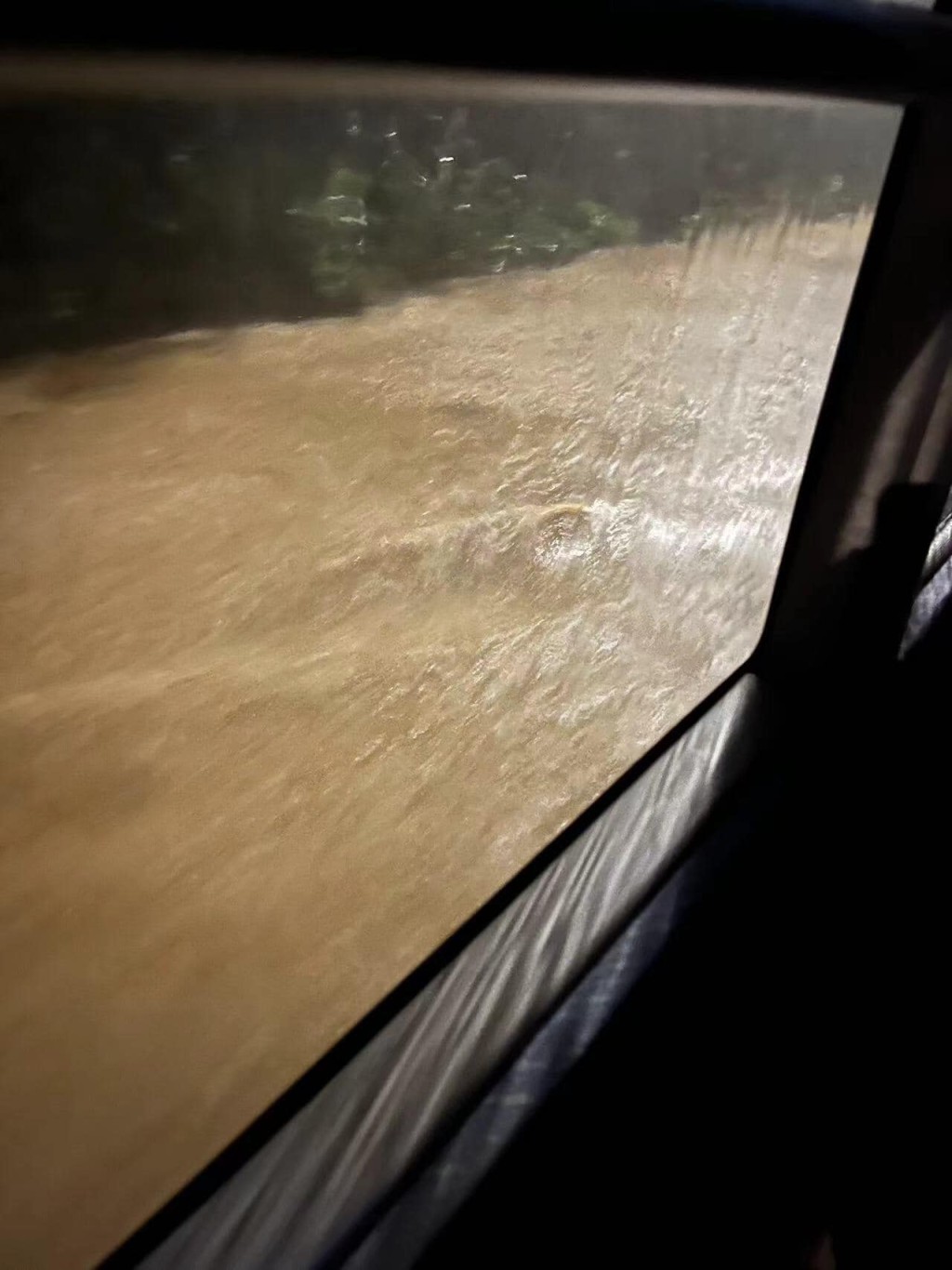 汽车须涉水而行犹如陆上行舟。北区区议员高维基图片