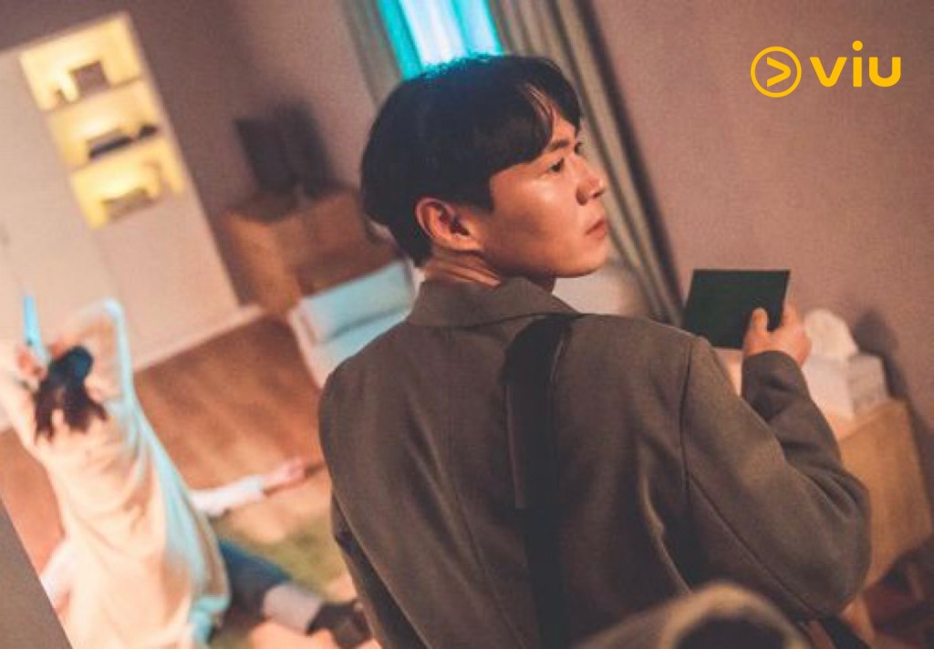 飾演正直記者的延政勳領養了李幼梨劇中的女兒。