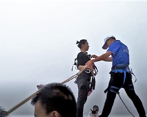 重慶一名女子為了讓同事可以吃上熱騰騰的一餐，每天從300米高的懸崖跳下來送餐。 影片截圖
