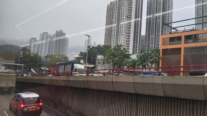 九龍灣偉業街天橋通往啓祥道的支路，唯一行車線封閉，交通擠塞。網上圖片