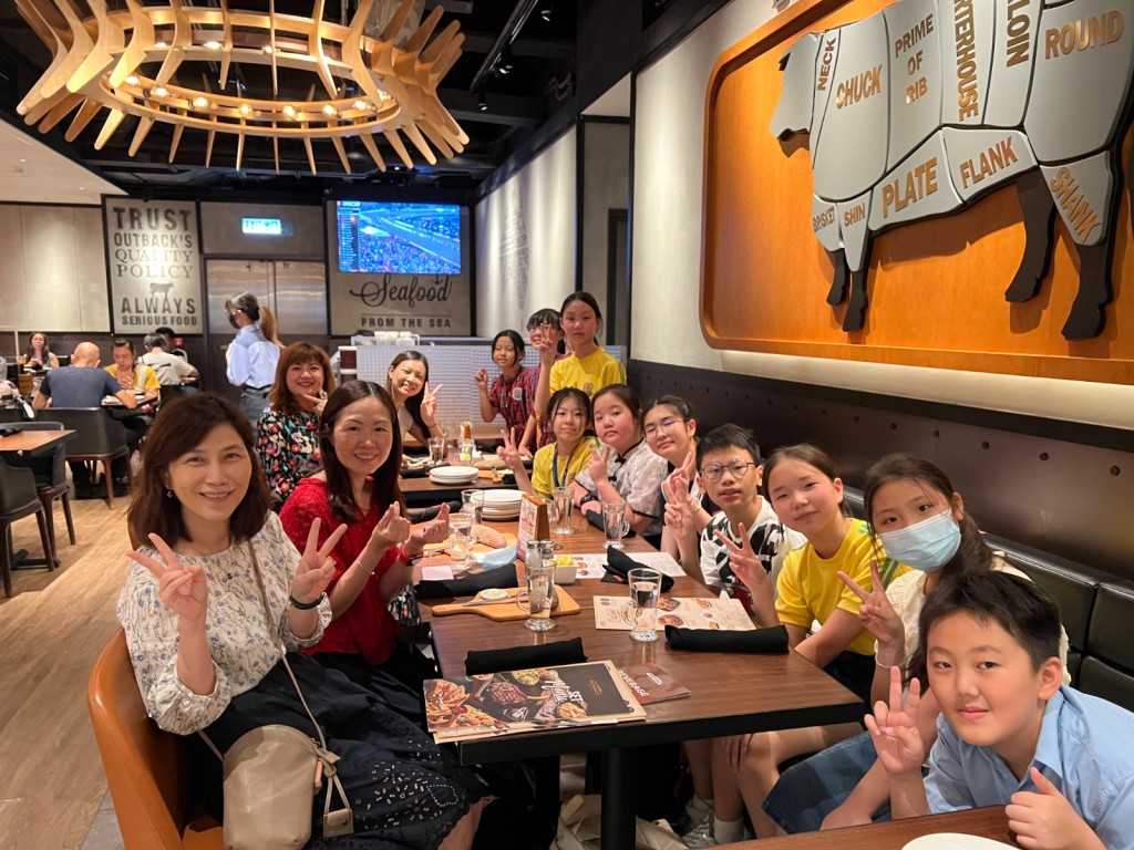 為教導孩子正確西式用餐禮儀，會帶孩子去吃西餐，邊學邊教。（圖片來源：受訪者提供）