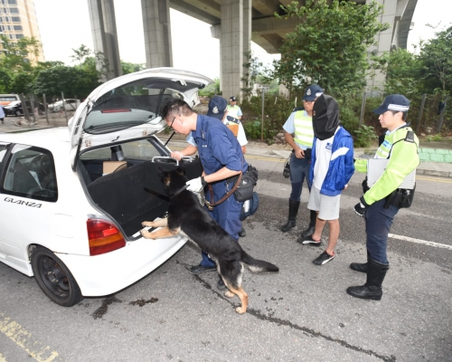 警方在車內搜出5小包懷疑可卡因毒品。
