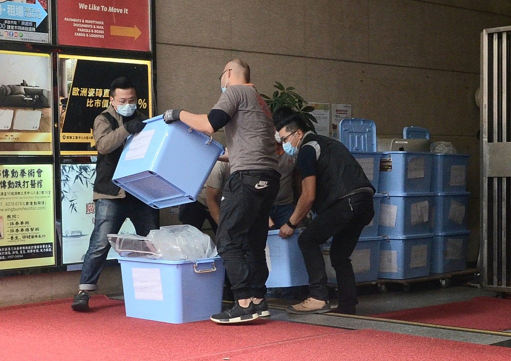 警方國安處拘捕立場新聞五名前董事及署理總編輯，並派出大批人員到立場新聞觀塘開源道辦公室搜查，檢走一批證物。