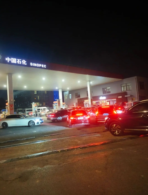 網友實拍多地加油站排長隊。 抖音 網友實拍多地加油站排長隊。 抖音