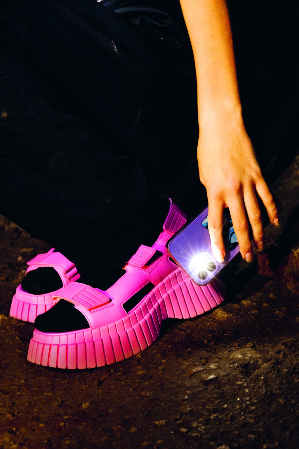 涼鞋2023｜Camper新登場的女性專屬系列BCN涼鞋/$1,699/Camper，設計從季節性吸取創作靈感，採用粗獷生動的綫條輪廓，配搭厚身鞋底與大膽的夏日色調，型格搶眼。 