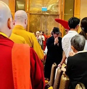 李連杰4月時面色發黑。