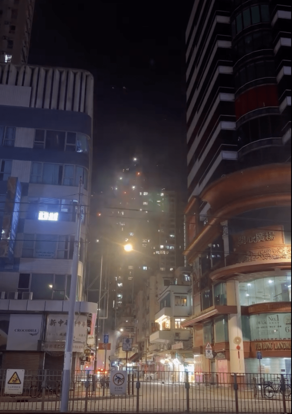 元朗同樂街有人違法燃放煙花。網上片段截圖