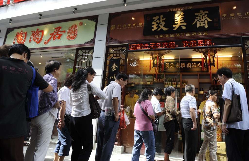 顾客在广州美食园排队购买广州老字号产品。