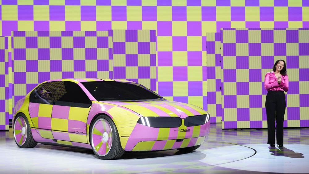 寶馬發表變色私家車i Vision Dee原型，七彩車身非常吸睛。 美聯社