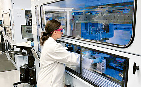 美國輝瑞藥廠科研人員，在紐約州實驗室研發新冠疫苗。　