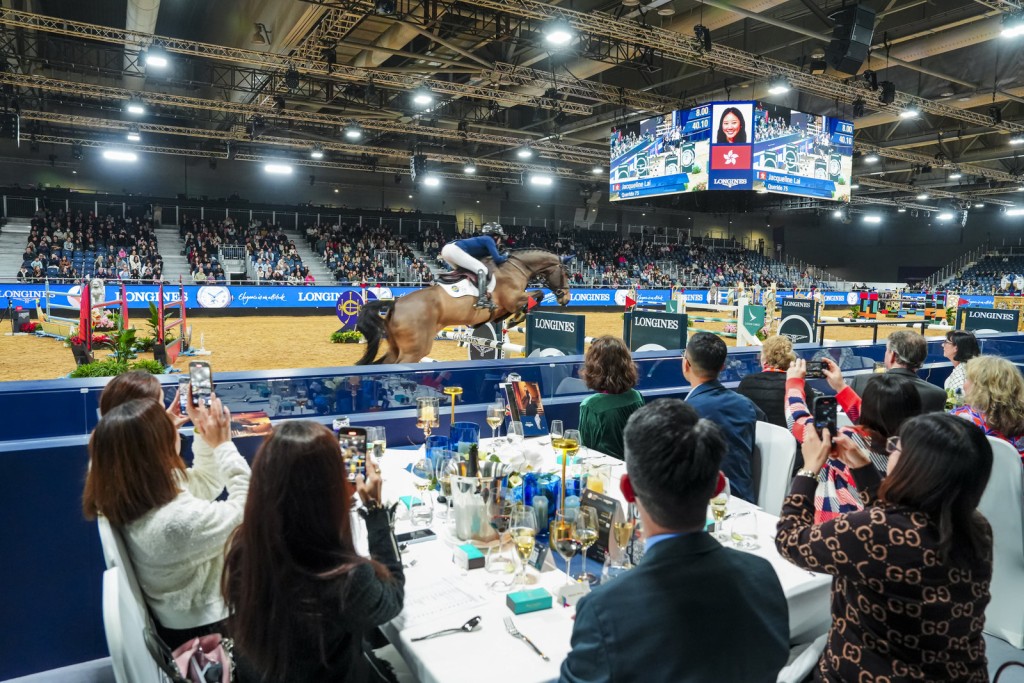 嘉賓一邊觀賽一邊享受星級美饌。