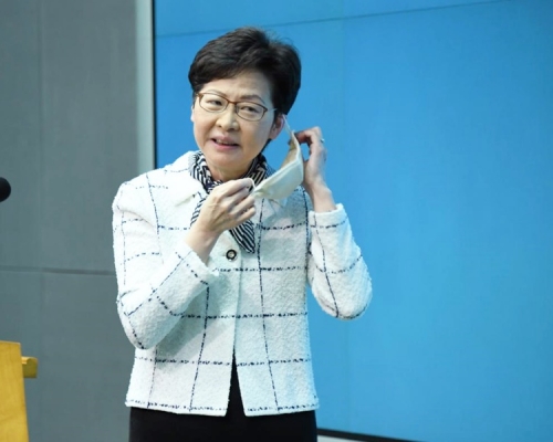 林鄭記者會期間除口罩 。
