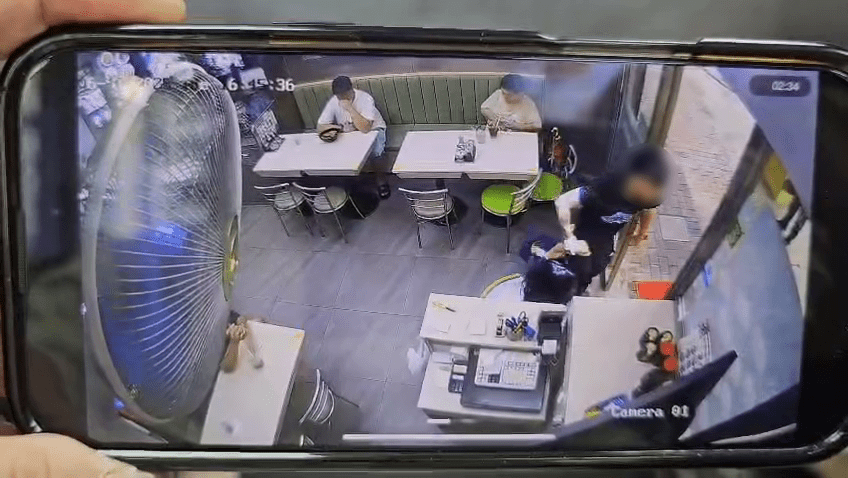 黑衫男強行將女子拖出店外。店家閉路電視片段 黑衫男強行將女子拖出店外。店家閉路電視片段