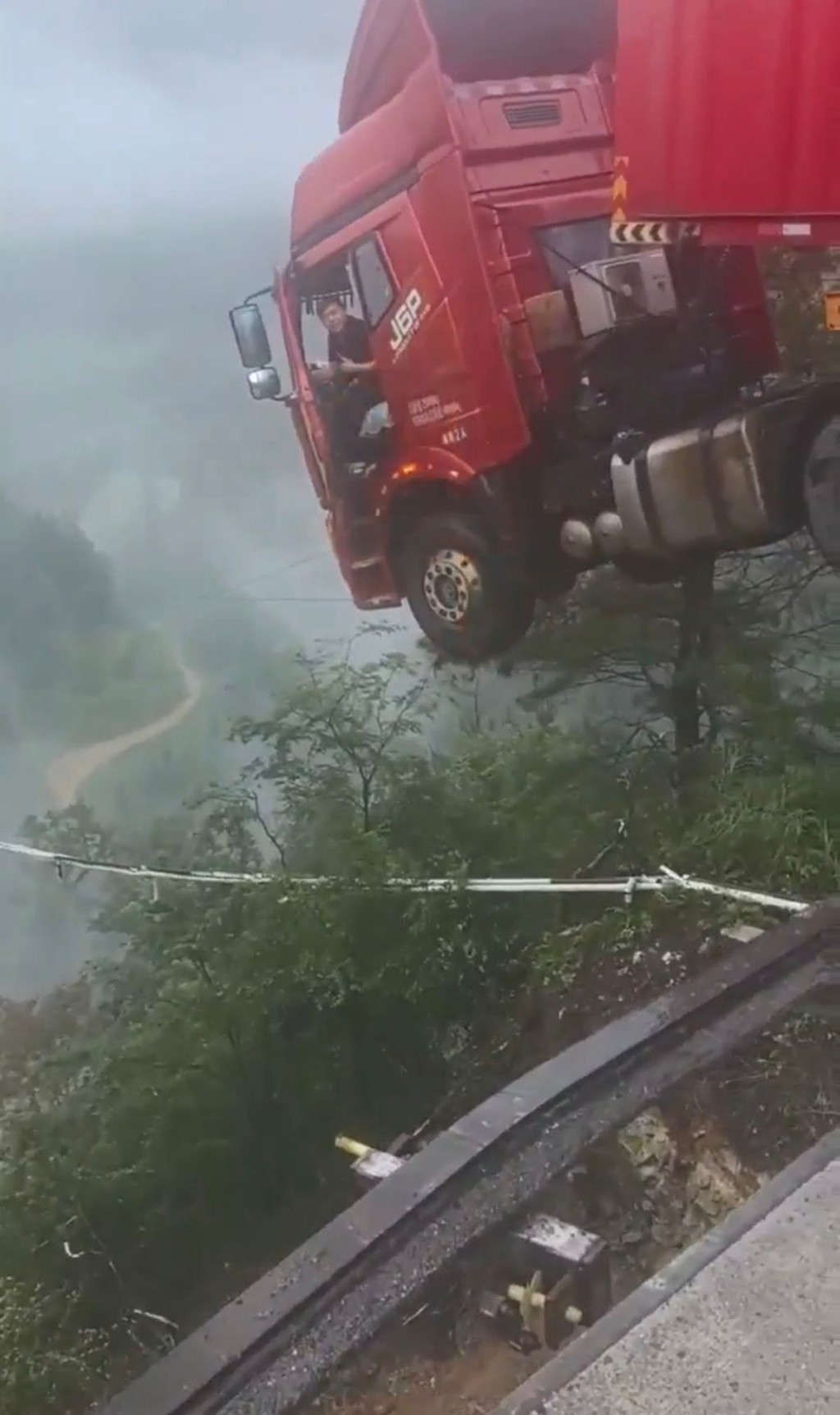 斷橋後有大貨車懸空,司機被困車廂內。瀟湘晨報 斷橋後有大貨車懸空,司機被困車廂內。瀟湘晨報