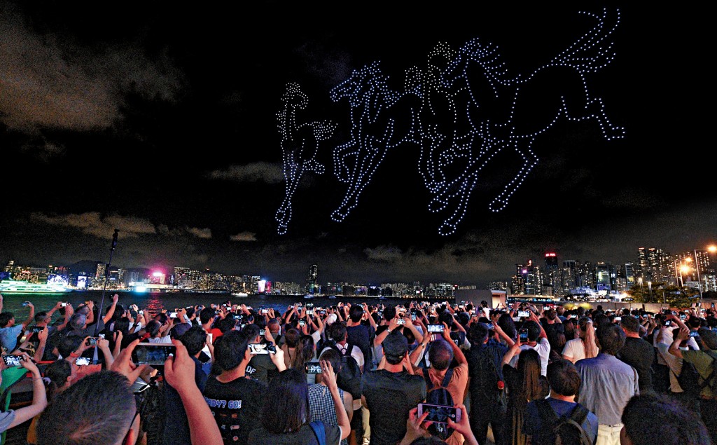 無人機表演呈現國畫大師徐悲鴻最知名作品之一《群奔》，6匹馬齊頭並進，勢不可當。