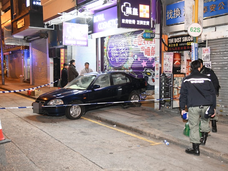 尖沙嘴一間藥房遭私家車撞毀捲閘。