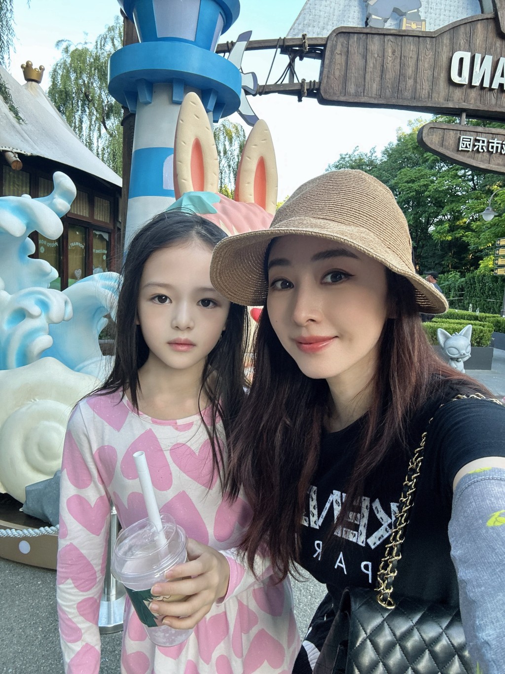 賈曉晨與大女「小飯兜」的母女自拍,囡囡複製了美貌的美貌。 賈曉晨與大女「小飯兜」的母女自拍,囡囡複製了美貌的美貌。