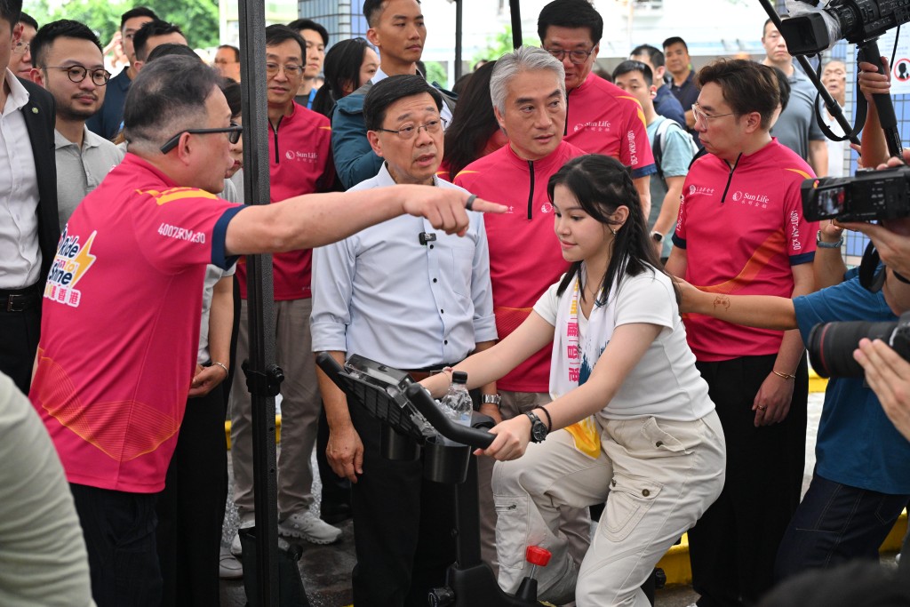 李家超参观深水埗元州村智能自行车参与平台。