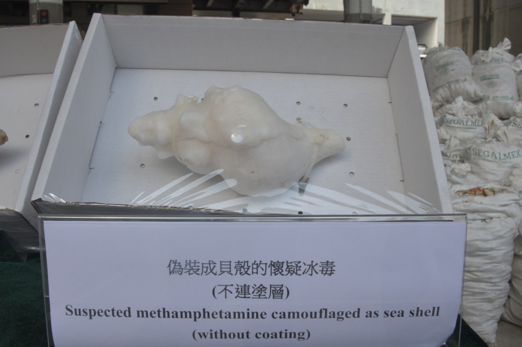 贩毒集团将冰毒伪装成贝壳，外质再用蜡质包裹。