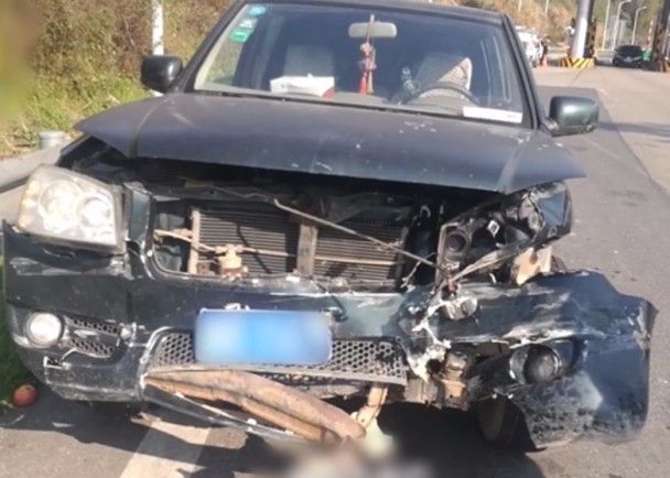 浙江貨車爆胎6萬枚硬幣四散。網上圖片