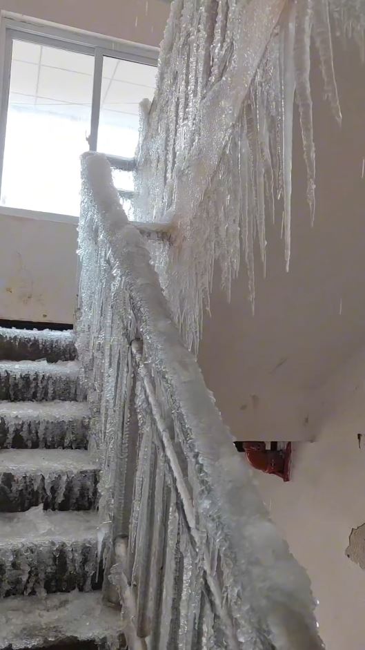 黑龍江有民眾忘關水龍頭，導致單位被冰封。抖音＠鄉村情懷