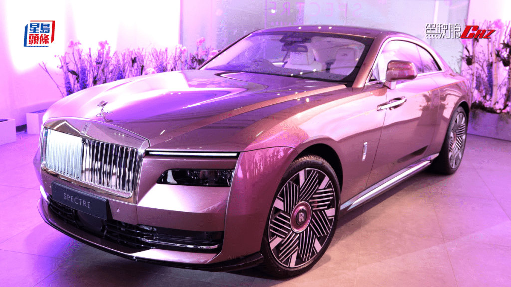 劳斯莱斯Rolls-Royce全新Spectre Inspired by Primavera "Blossom" 别注版全球限量7辆，香港只有1辆，车子现于湾仔胡忠大厦专店公开展出。