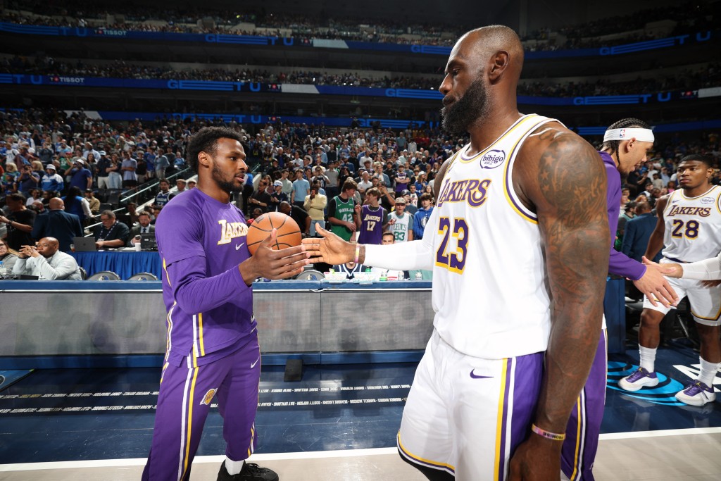 布朗尼「父子聯動」失誤,占士即場教仔打波。AFP 布朗尼「父子聯動」失誤,占士即場教仔打波。AFP