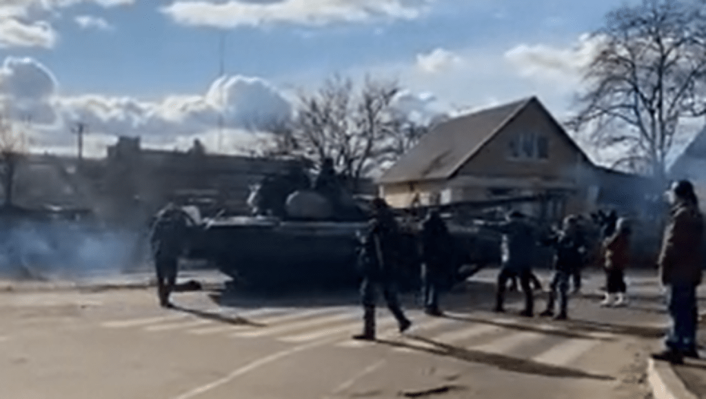 手无寸铁乌克兰平民图阻俄军坦克入基辅。twitter