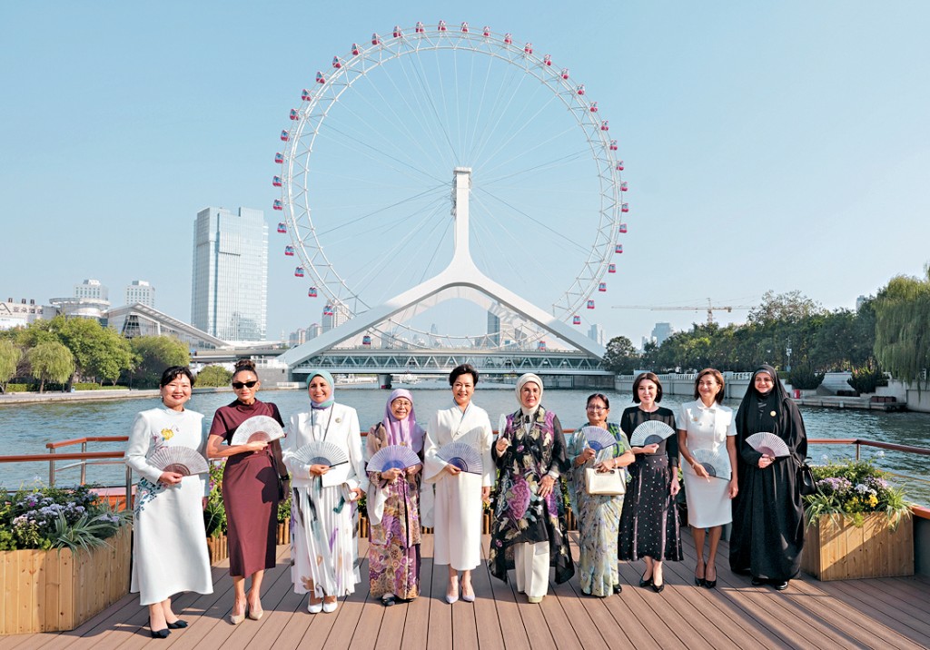 國家主席夫人彭麗媛同外國領導人夫人遊覽天津海河。