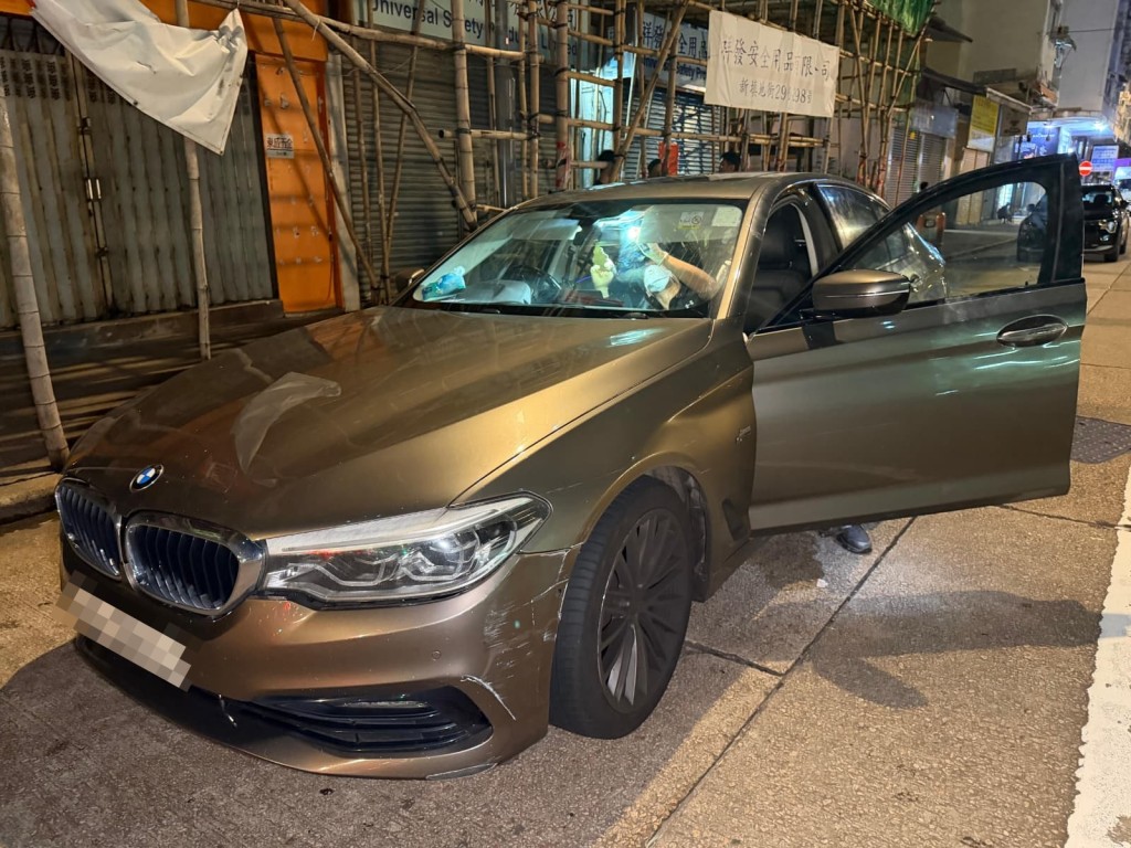 警員在車上蒐證。