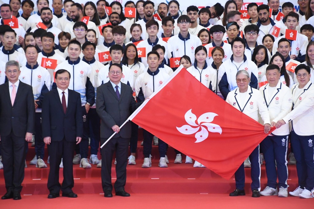 中國香港代表團周二現身九龍公園體育館第19屆亞運授旗禮，並有政務司司長兼署理行政長官陳國基現身授旗。