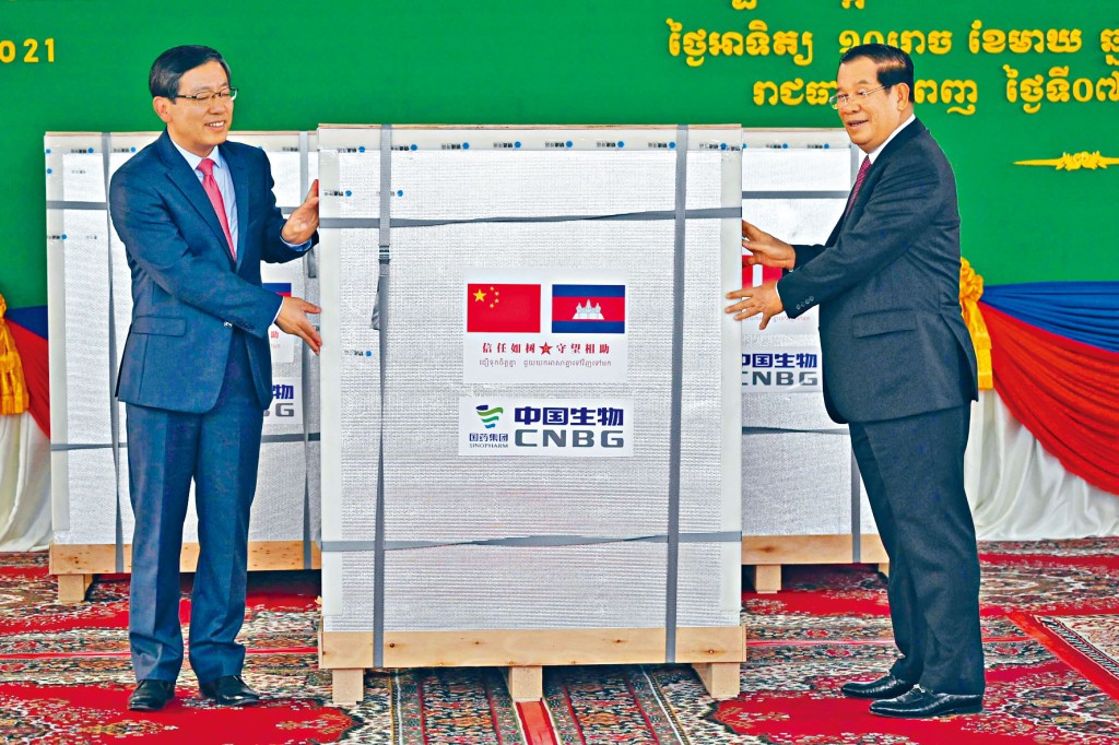 ■中國援柬埔寨首批六十萬劑新冠疫苗運抵金邊,洪森總理(右)親自接收。