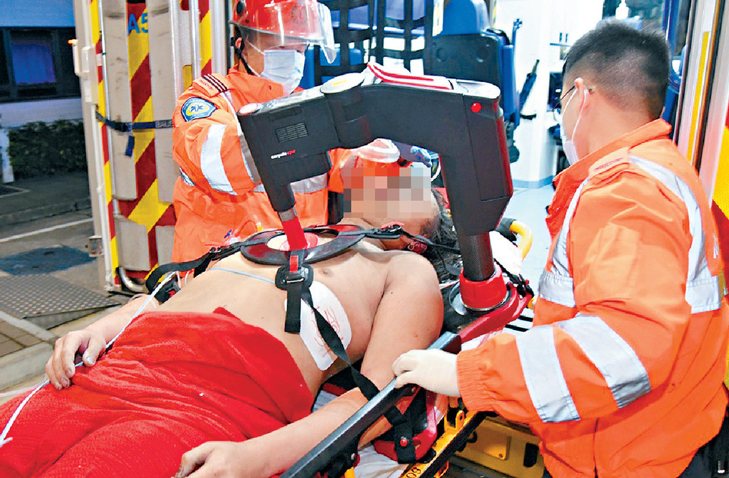 ■男戶主被困廁所,由消防員救出送院,但已告不治。 ■男戶主被困廁所,由消防員救出送院,但已告不治。