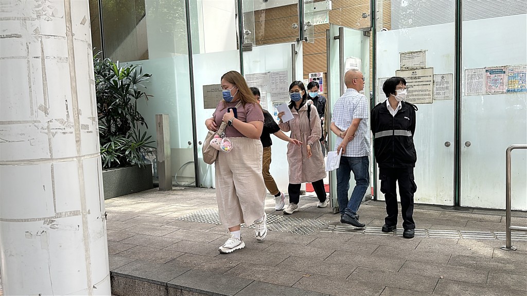 死者家屬認屍後離去。劉漢權攝 死者家屬認屍後離去。劉漢權攝