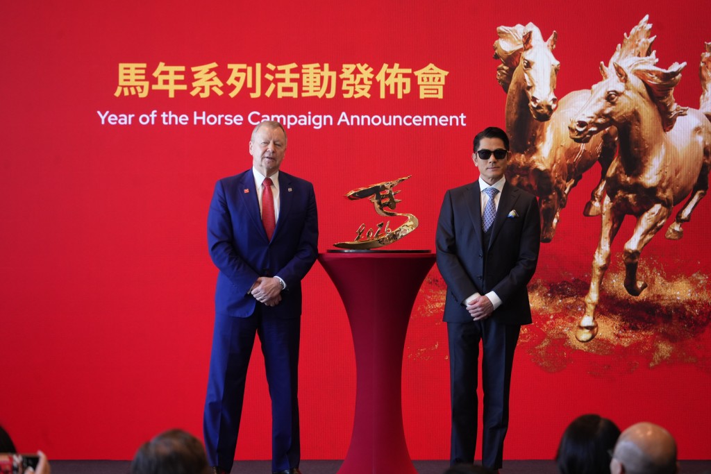 香港赛马会行政总裁应家柏（左）和郭富城（右）。吴艳玲摄