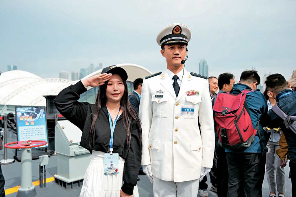 一名台灣旅客在青島參觀解放軍海軍艦艇。