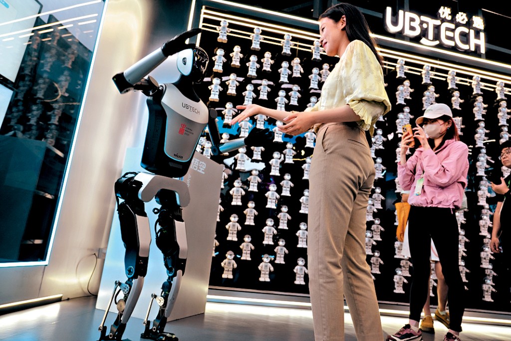 優必選推出工業人形機械人，可應用於新能源電動車行業。