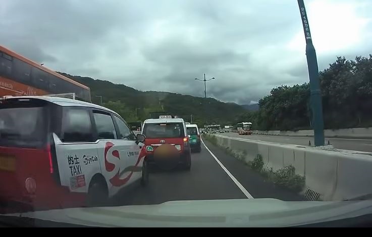 另一部載客的士向前衝上。fb車cam L（香港群組）Raymond Kwong影片截圖